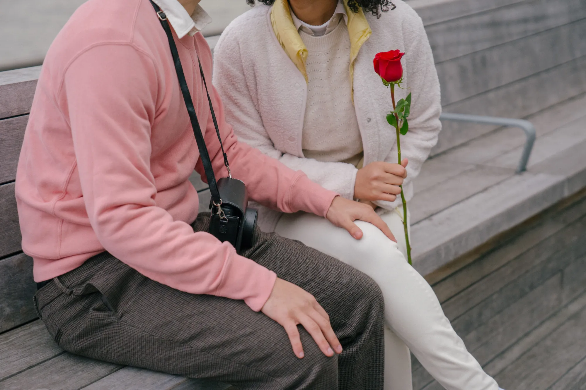 BRUNA MARQUEZINE E SHAWN MENDES MOVIMENTAM AS REDES SOCIAIS NO DIA DOS NAMORADOS  Resumo da capa: Casal está entre os mais comentados do entretenimento internacional e chamou atenção durante as comemorações do Dia dos Namorados.
