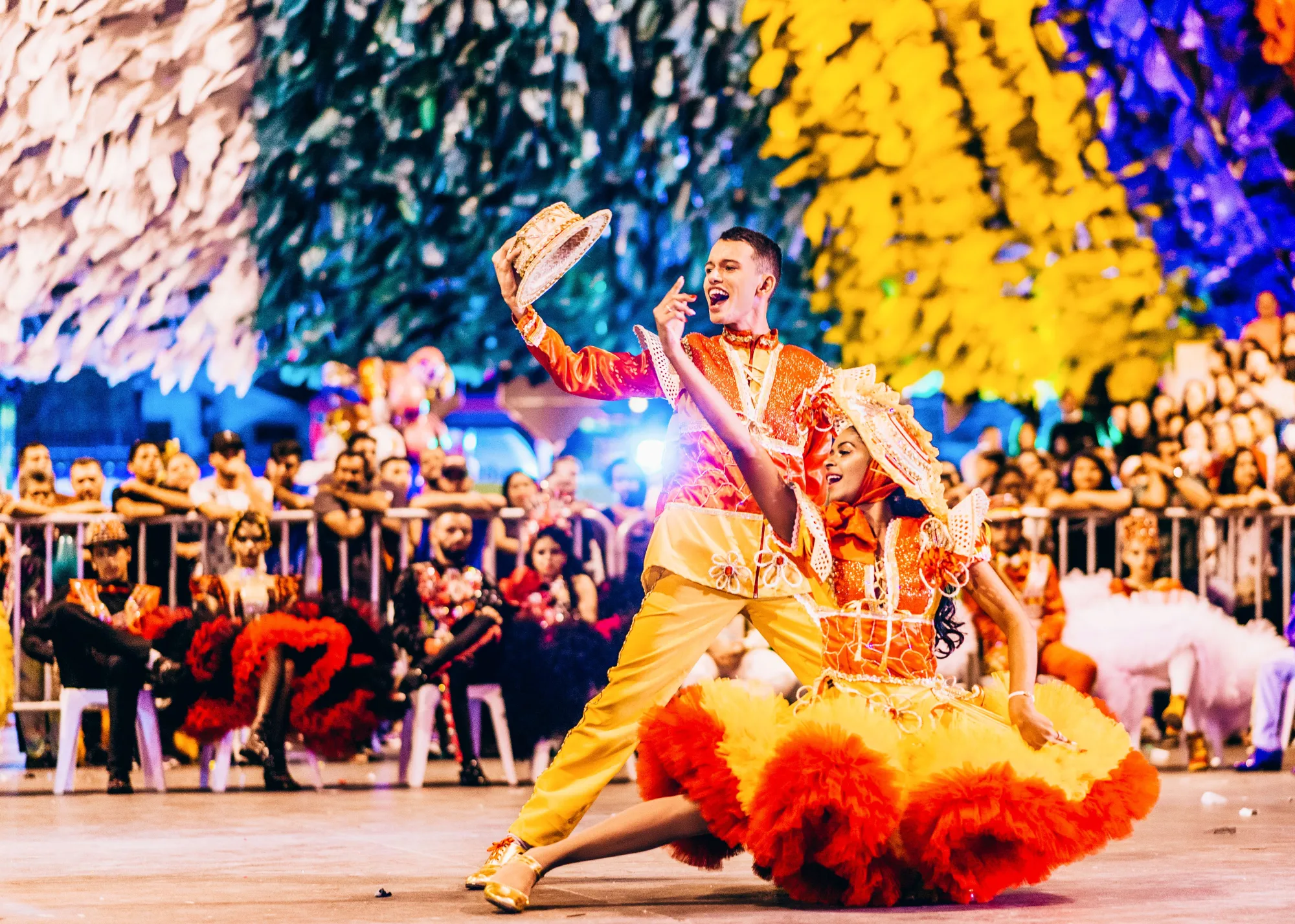 FAMOSOS PRESTIGIAM O SÃO JOÃO DA THAY EM SÃO LUÍS  Resumo da capa: Celebridades de todo o Brasil participaram do São João da Thay, um dos maiores eventos culturais e beneficentes do Maranhão.