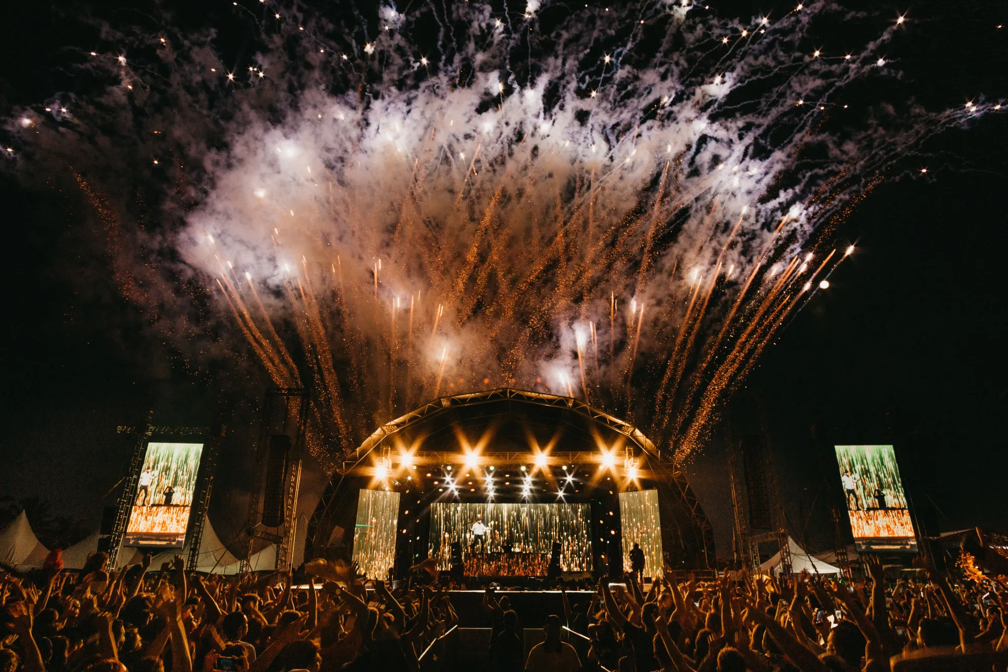FESTIVAIS DE MÚSICA GANHAM FORÇA E MOVIMENTAM O TURISMO  Resumo da capa: Eventos musicais atraem milhares de pessoas e impulsionam a economia.